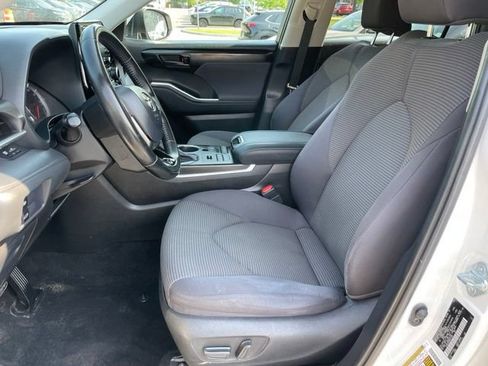 Used 2021 Toyota Highlander LE AWD/4WD image 6