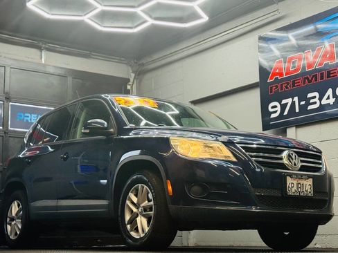 Used 2011 Volkswagen Tiguan SE FWD image 1