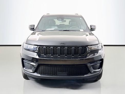 Used 2023 Jeep Grand Cherokee Altitude image 2