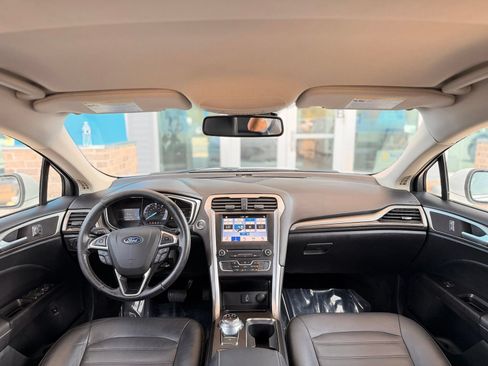 Used 2018 Ford Fusion SE w/ Equipment Group 602A FWD image 2