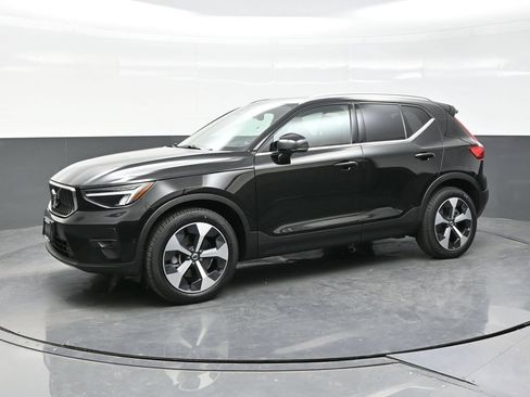 Used 2023 Volvo XC40 B5 Plus w/ Driver Assist Package AWD/4WD image 3