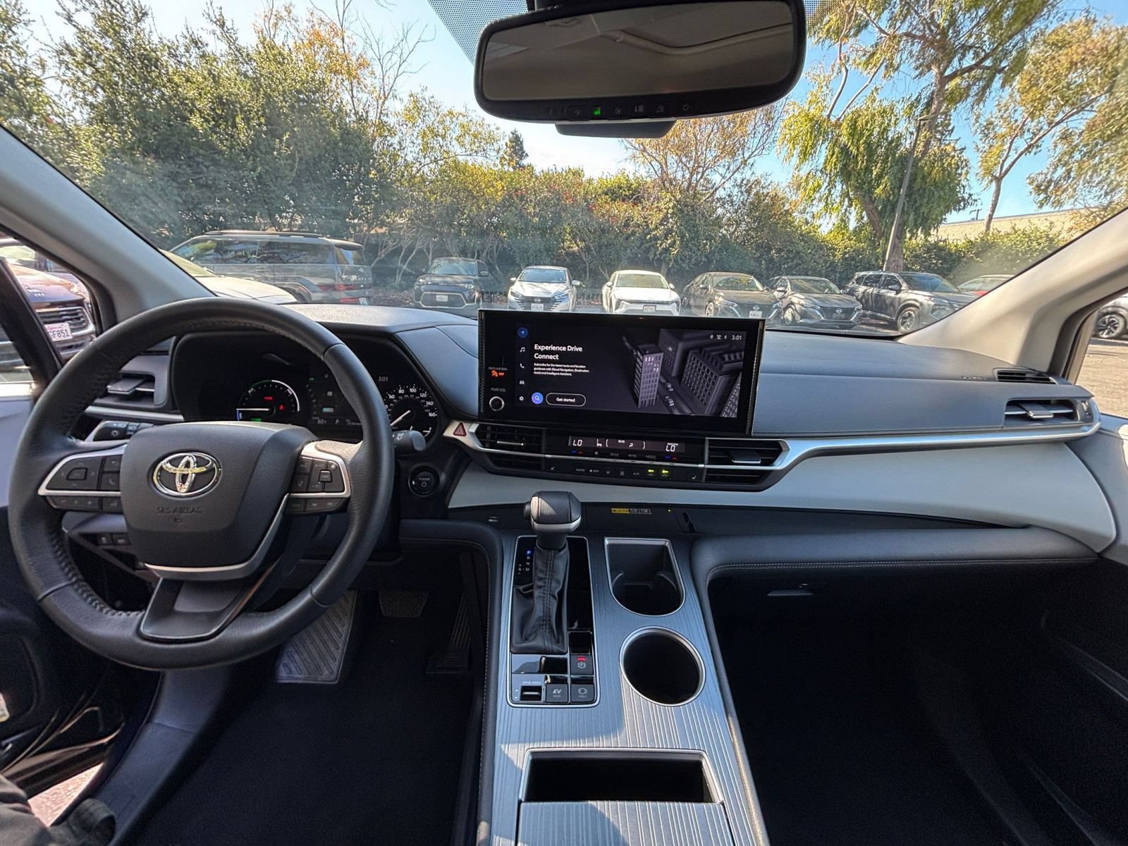 Used 2025 Toyota Sienna XLE FWD image 35