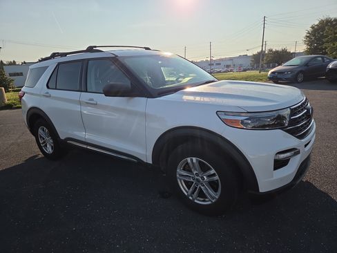 Used 2021 Ford Explorer XLT w/ Equipment Group 202A AWD/4WD image 19