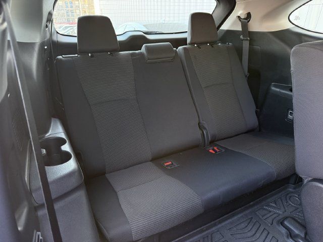 Used 2022 Toyota Highlander LE FWD image 32