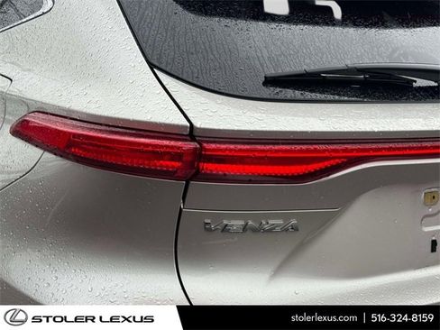 Used 2023 Toyota Venza Limited image 11