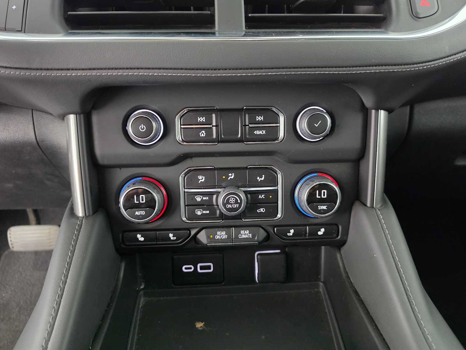 Used 2023 Chevrolet Suburban Z71 w/ Luxury Package AWD/4WD image 31