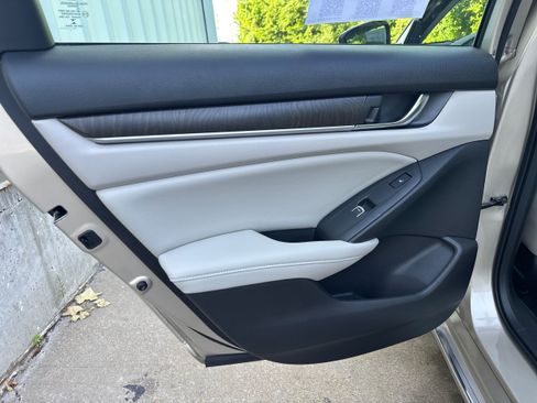 Used 2018 Honda Accord Touring image 11