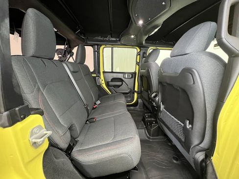 Used 2024 Jeep Wrangler Unlimited Rubicon w/ Technology Group image 8