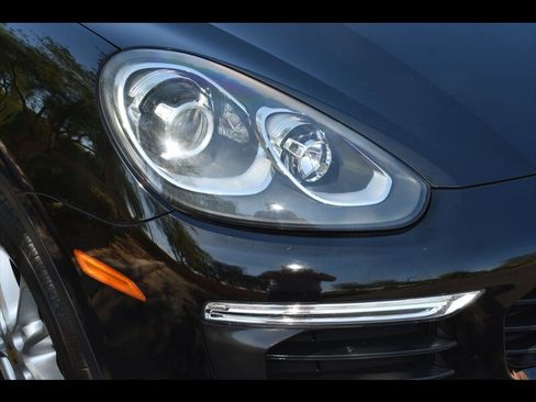 Used 2016 Porsche Cayenne w/ Premium Package AWD/4WD image 43