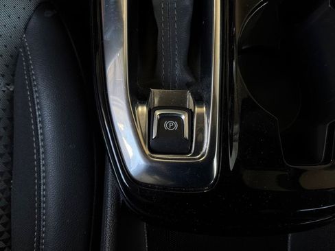 Used 2025 Chevrolet Trax LT FWD image 21