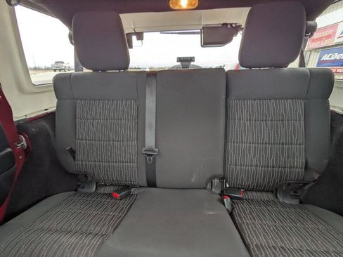 Used 2012 Jeep Wrangler Unlimited Sahara image 19