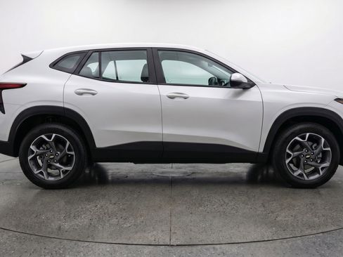 Used 2025 Chevrolet Trax LT image 11