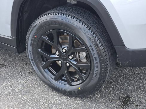 Used 2024 Jeep Grand Cherokee Altitude AWD/4WD image 19