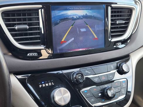 Used 2017 Chrysler Pacifica Touring-L image 17