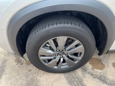 Used 2024 Nissan Pathfinder SV FWD image 2