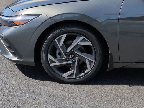 Used 2025 Hyundai Elantra Sport image 11