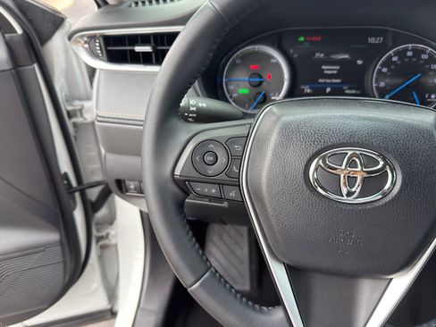 Used 2023 Toyota Venza LE image 16