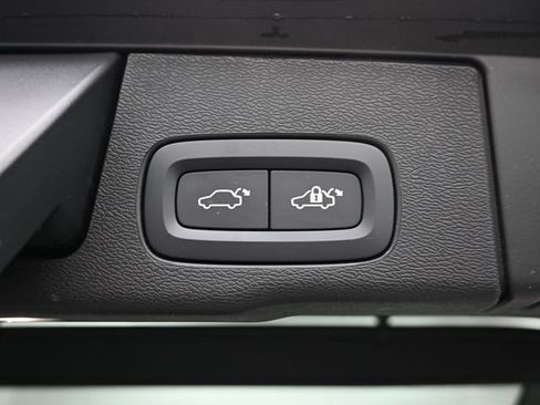 Used 2023 Volvo XC60 B5 Plus image 32