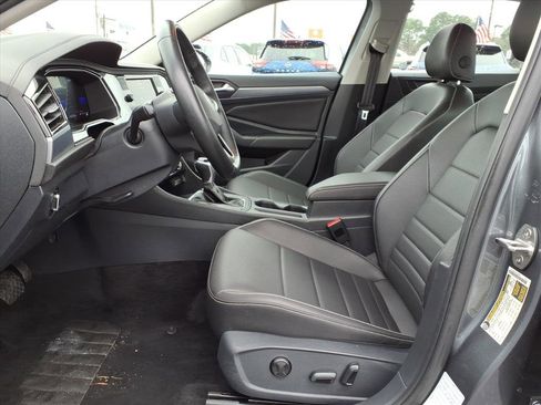 Used 2024 Volkswagen Jetta SE image 3