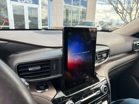 Used 2023 Ford Explorer Platinum w/ Premium Technology Package image 4