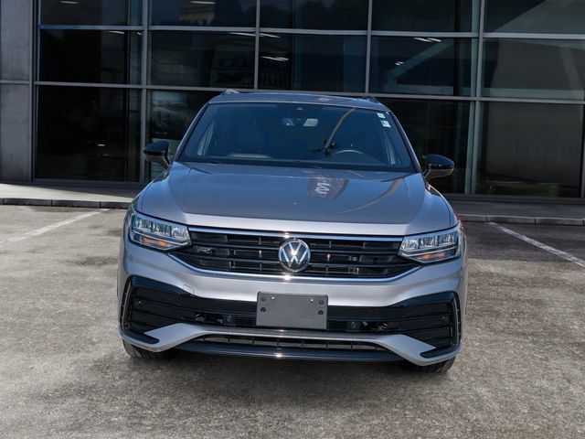 Used 2024 Volkswagen Tiguan SE R-Line AWD/4WD image 3