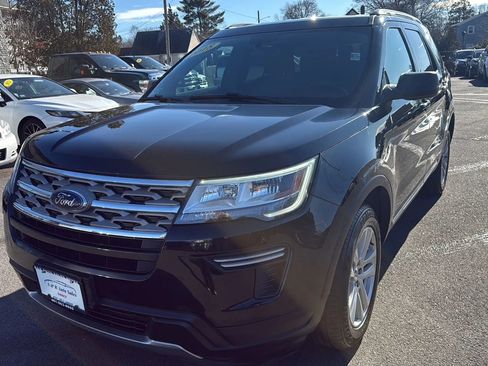 Used 2018 Ford Explorer XLT image 3