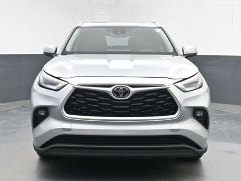 Used 2021 Toyota Highlander XLE FWD image 3