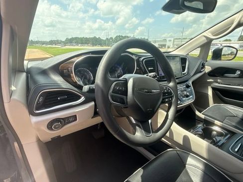 Used 2023 Chrysler Pacifica Limited FWD image 16