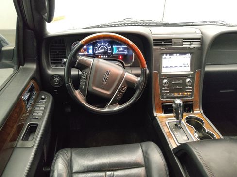Used 2016 Lincoln Navigator Select RWD image 22