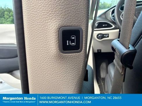 Used 2024 Chrysler Pacifica Touring-L FWD image 25