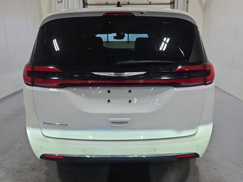 Used 2023 Chrysler Pacifica Touring-L image 4
