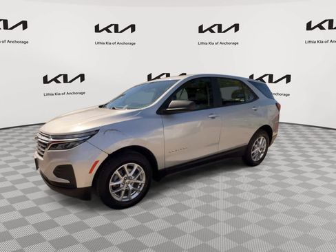 Used 2022 Chevrolet Equinox LS w/ Driver Confidence II Package AWD/4WD image 4