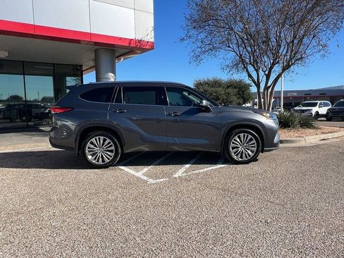 Used 2023 Toyota Highlander Platinum image 6