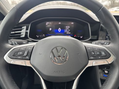 Certified 2025 Volkswagen Jetta SE w/ Sunroof Package image 10