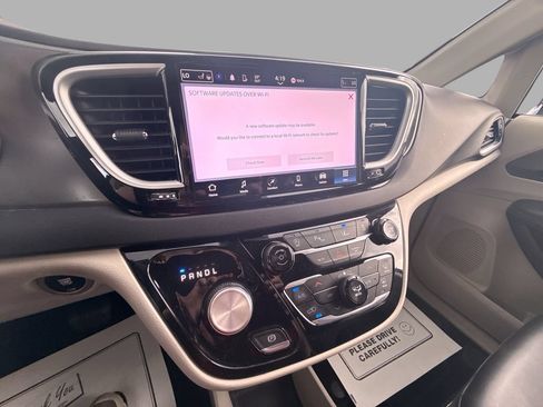 Used 2024 Chrysler Pacifica Touring-L FWD image 20