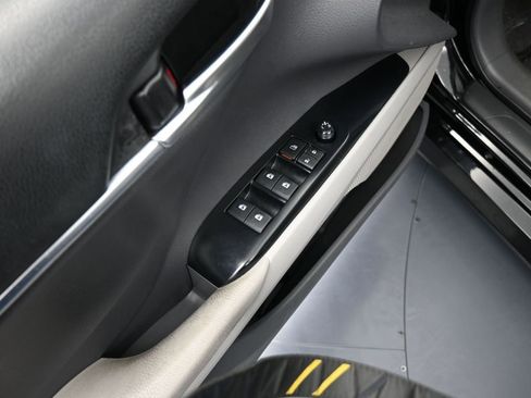 Used 2019 Toyota Camry LE image 13