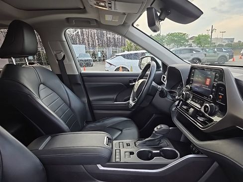 Used 2021 Toyota Highlander XLE AWD/4WD image 34