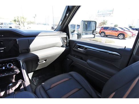 Used 2025 GMC Sierra 2500 AT4 image 8