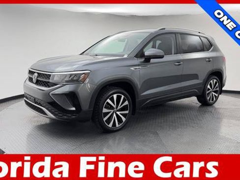 Used 2022 Volkswagen Taos SE FWD image 1