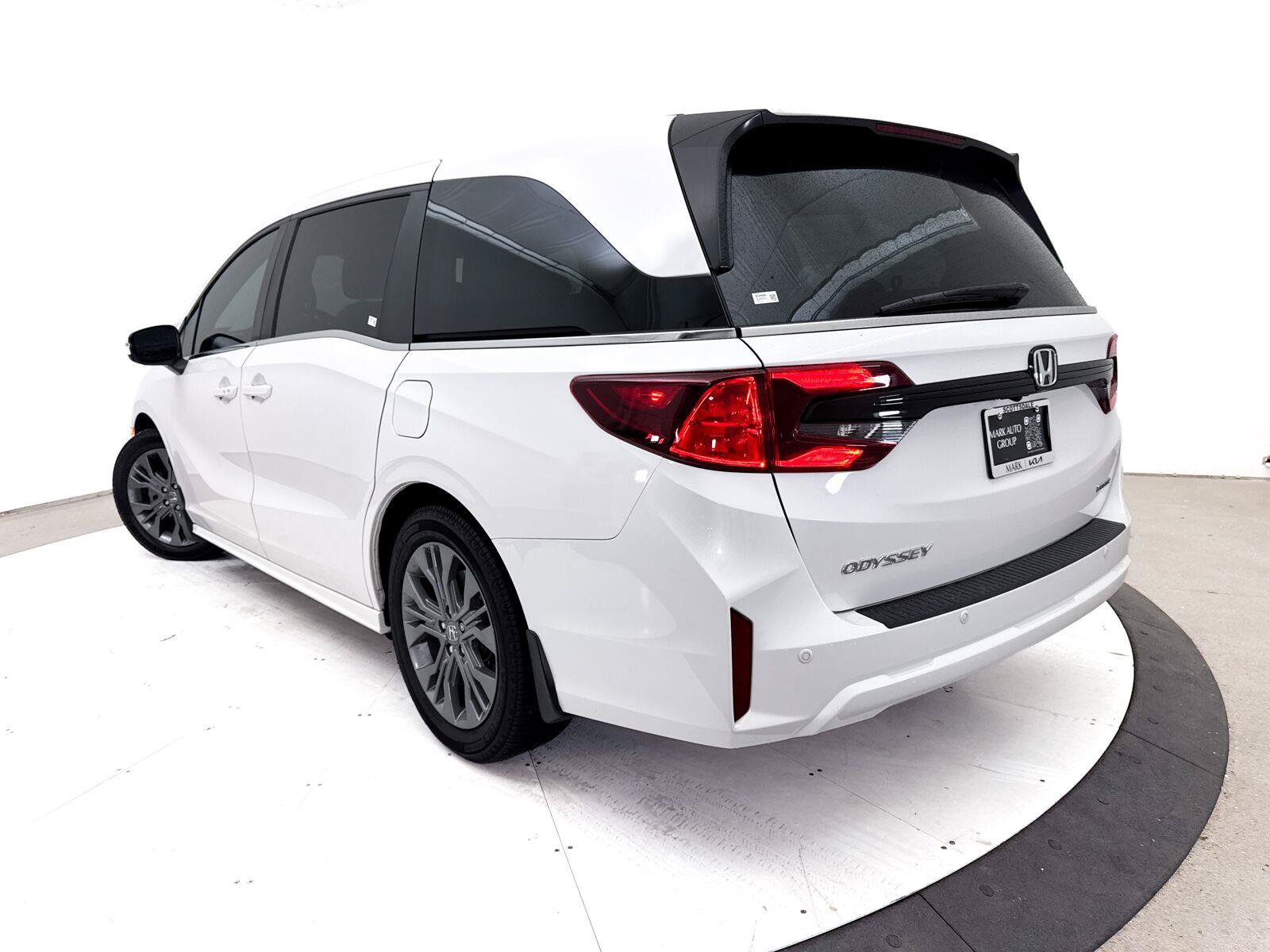 Used 2025 Honda Odyssey Touring image 2