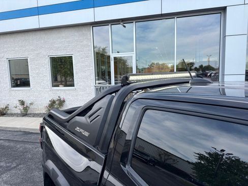 Used 2025 Chevrolet Colorado ZR2 w/ Midnight Edition AWD/4WD image 10