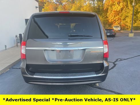 Used 2015 Chrysler Town & Country Touring image 10