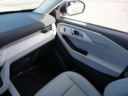 Used 2025 Ford Explorer Active w/ Active Comfort Package image 25