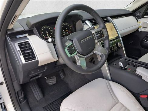 New 2026 Land Rover Discovery S image 3