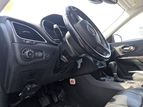 Used 2019 Jeep Cherokee Trailhawk AWD/4WD image 10