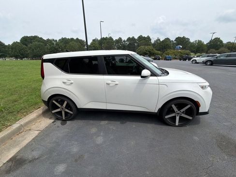Used 2022 Kia Soul LX FWD image 2