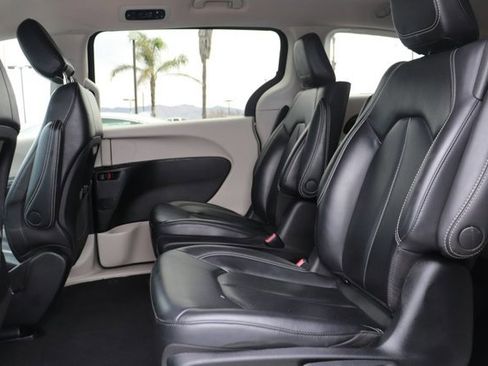 Used 2023 Chrysler Pacifica Touring-L FWD image 13