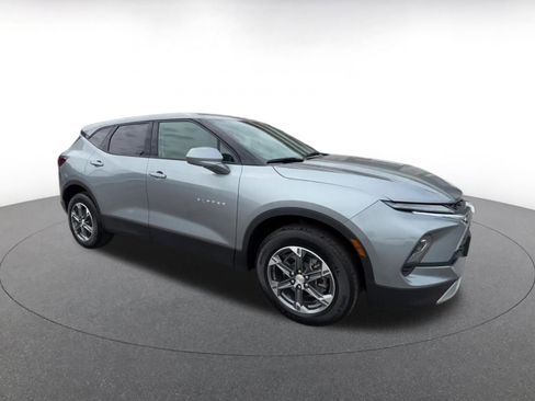Used 2025 Chevrolet Blazer LT FWD image 3