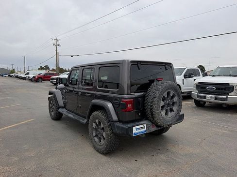 Used 2018 Jeep Wrangler Unlimited Sahara AWD/4WD image 3