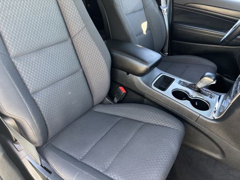 Used 2021 Jeep Grand Cherokee Laredo image 9